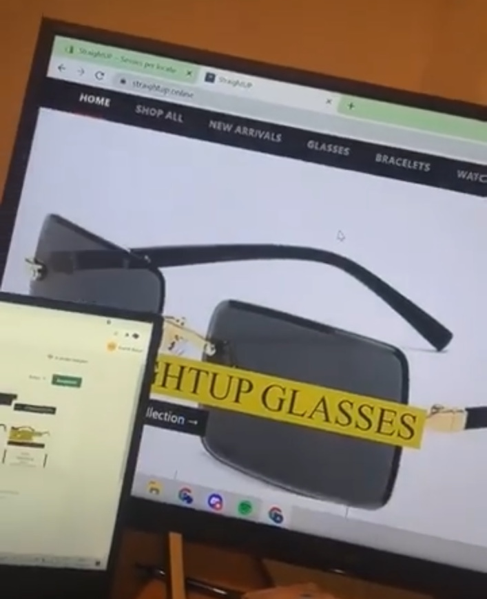 Historische werkplek met de StraightUP-webshop op het scherm.